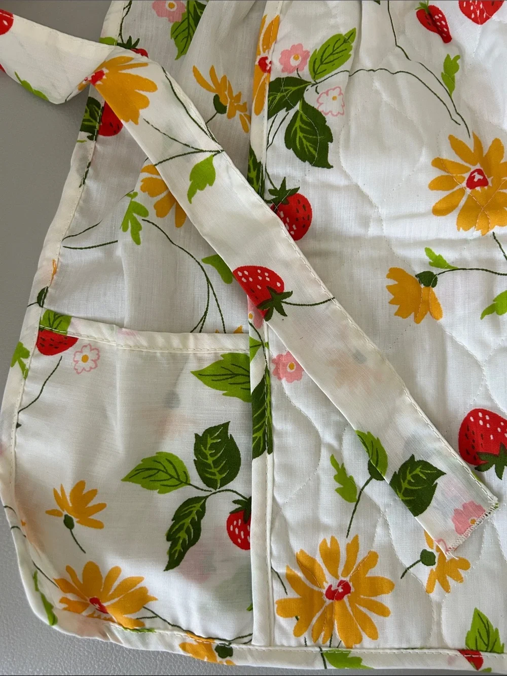 Vntg White Floral Apron with Strawberry Print